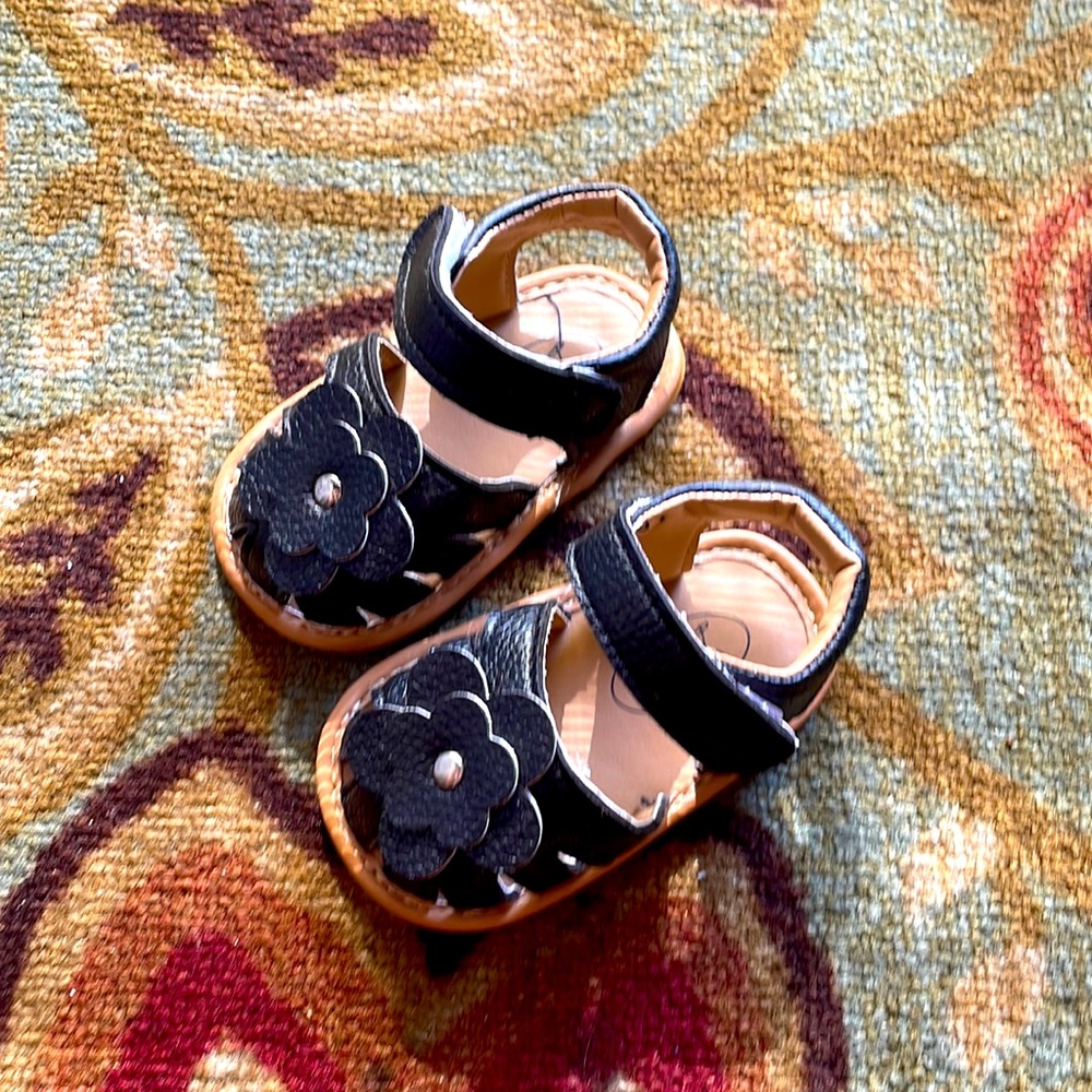 Baby girl sandals with flower size 0/6 months but are more like a 2/3 to me